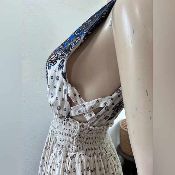 Elegant Blue and White Women's Dress - Picture 14 of 16